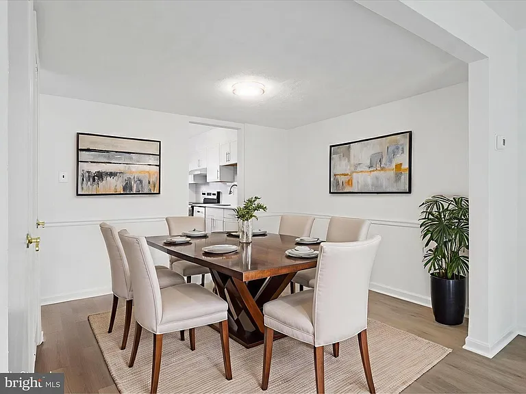 This is a Virtual pic showing the dining room IF relevant furniture put in.