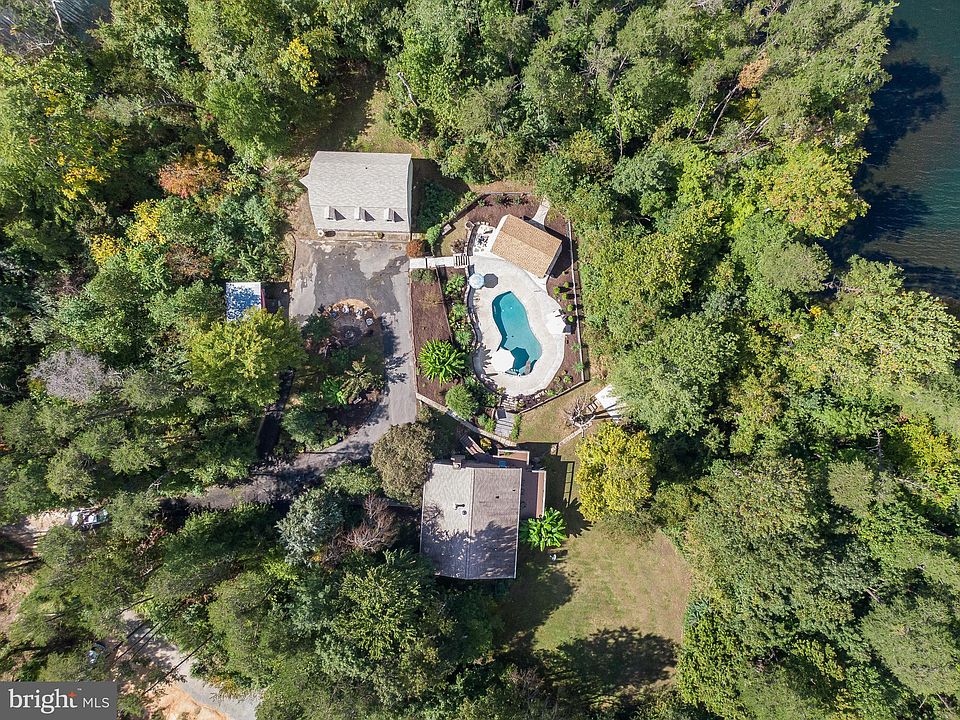1st image of 76 Grove Ln
