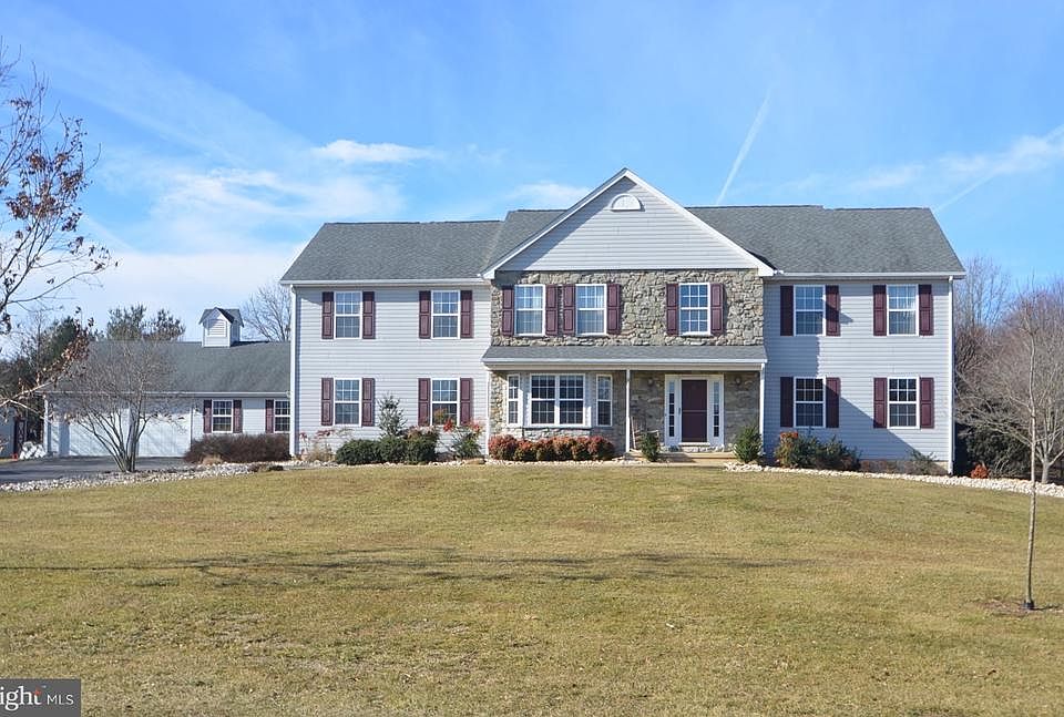 1st image of 220 E Dickerson Ln