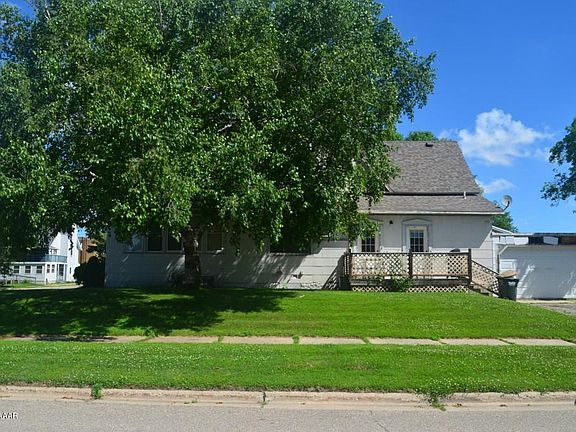 4th image of 102 1st St NE