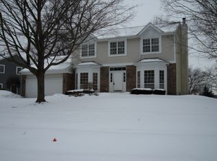 900 Plymouth Ct, Algonquin, IL