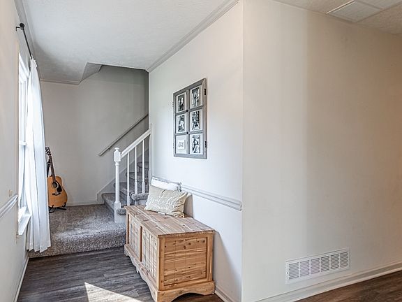 5th image of 120 Bristol Ct
