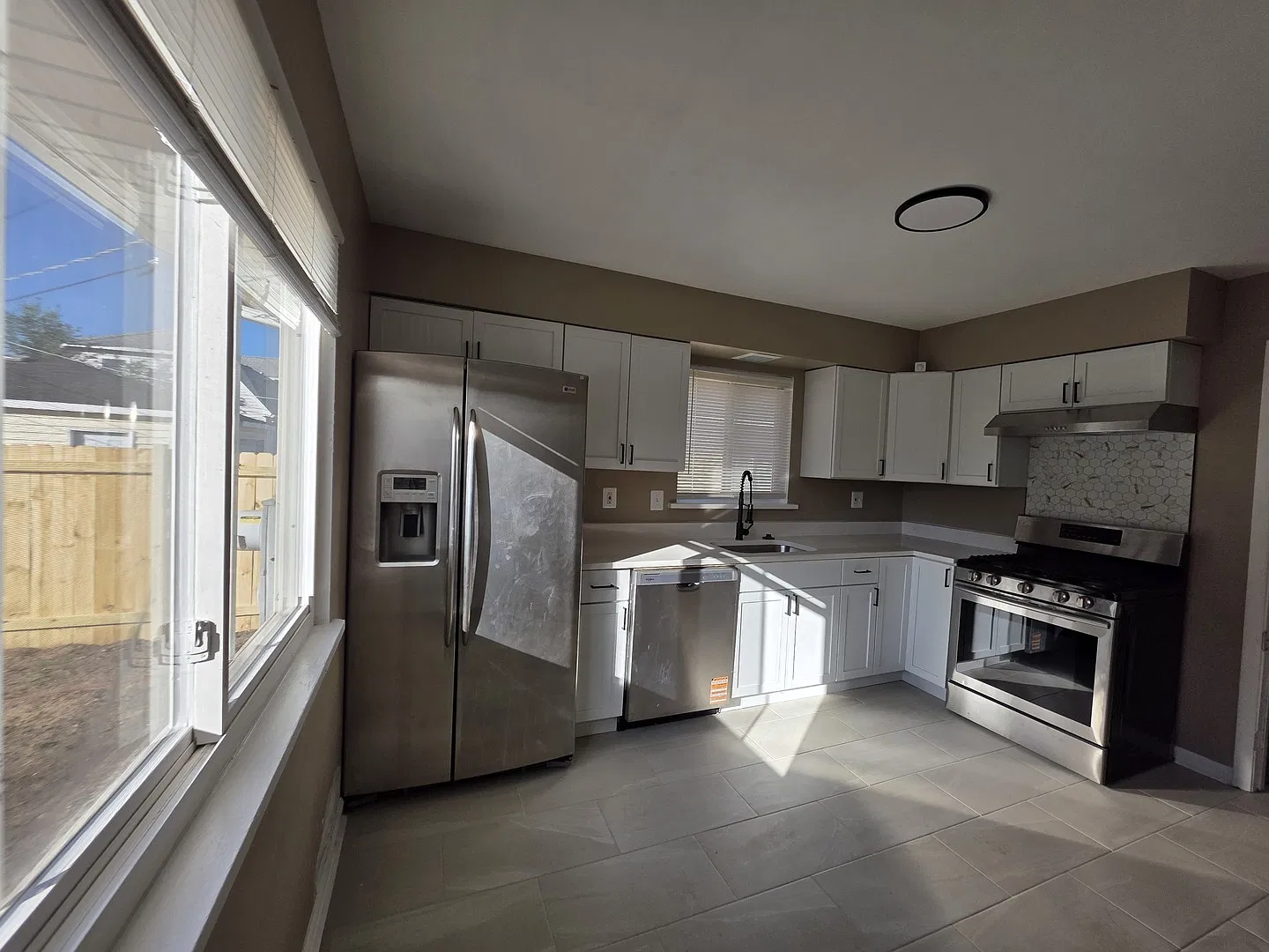 3 bed, 1070 sqft, $2,200 — Photo 3