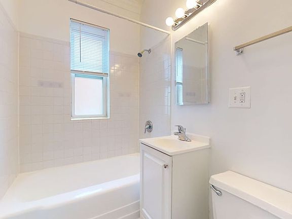 5th image of 918 E Hyde Park Blvd #2A
