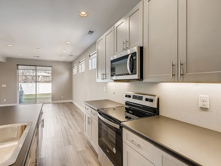 863 N Winona Ct — Photo 3
