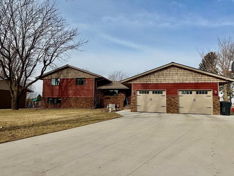 1st image of 1665 Oakwood Dr
