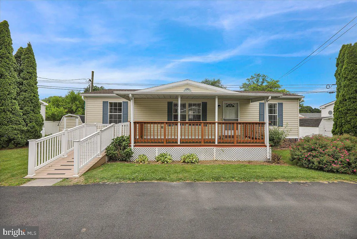 16 Madge Dr photo 1