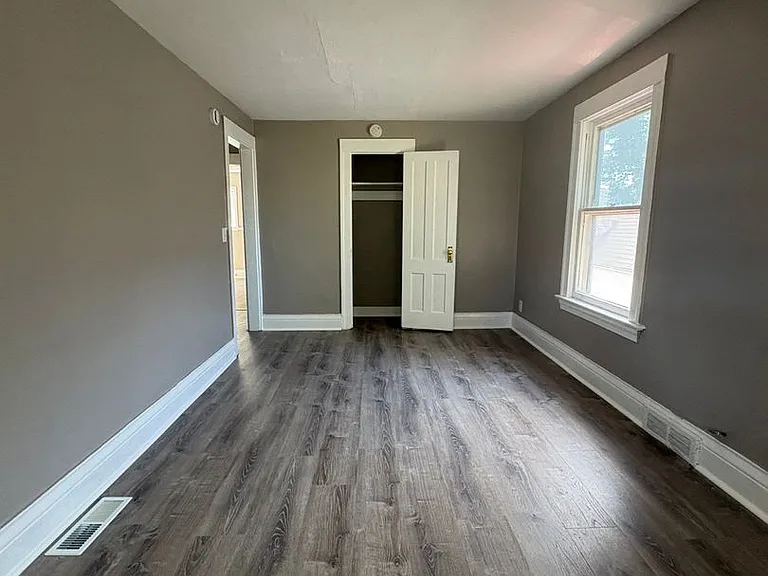 340 Carter St — Photo 2