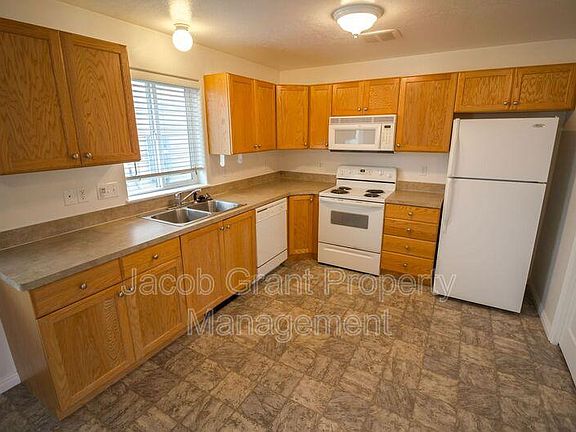 2nd image of 3550 Deloy Dr APT 3