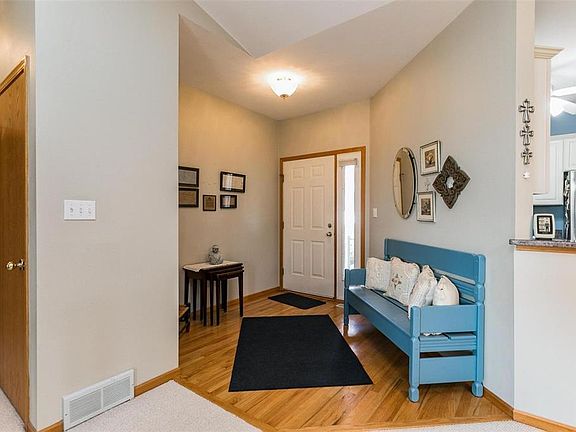 4th image of 803 Winterberry Pl NE
