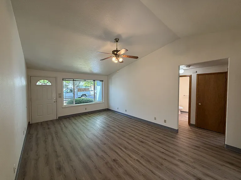 1052 Colony Pond Dr — Photo 3