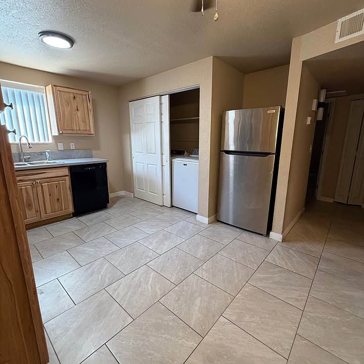 1st image of 1438 N Shill Dr