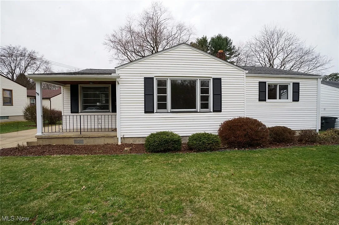 270 Hopewell Dr photo 1