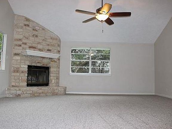 5th image of 102 N Austin St