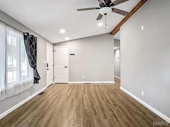 5th image of 925 W Green St
