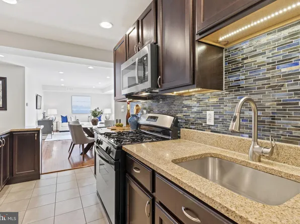 1221 N Quinn St APT 21, Arlington, VA 22209