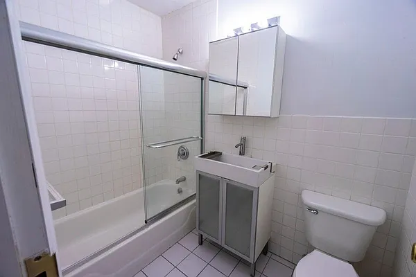 Rented by New York Casas Ltd. | media 13