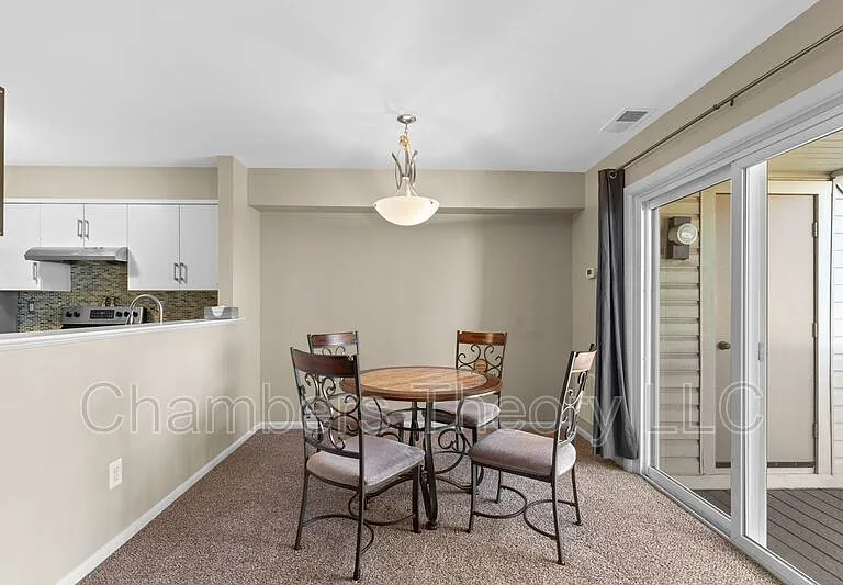 1043 Warwick Ct — Photo 6