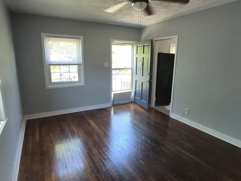 2505 Redwood Ave — Photo 3