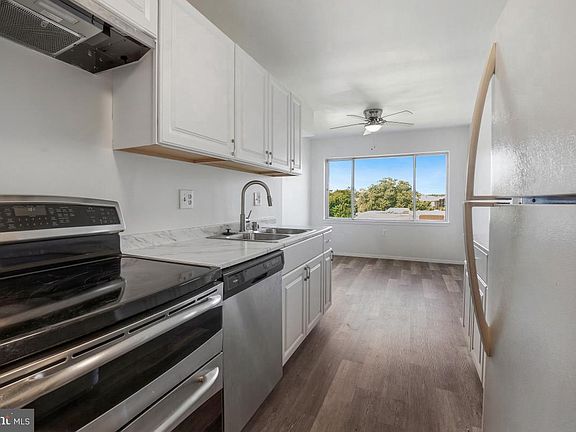 4th image of 454 Girard St #373
