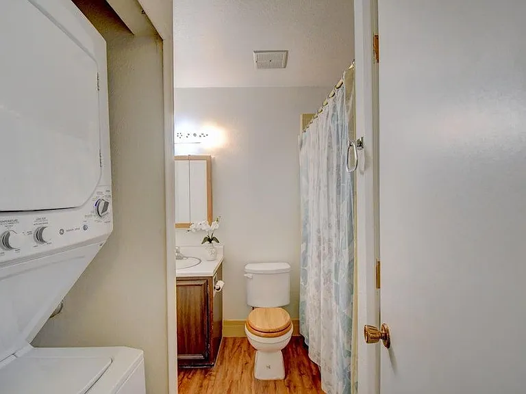 931 Country Club Dr SE #J — Photo 10
