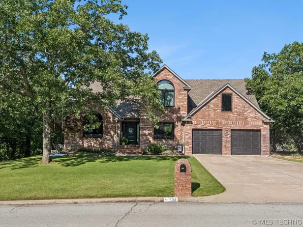 504 Oak Ridge Dr, Sand Springs, OK 74063