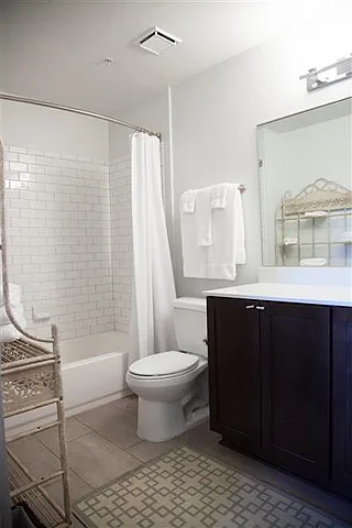 DH Holmes Apartments — Photo 37