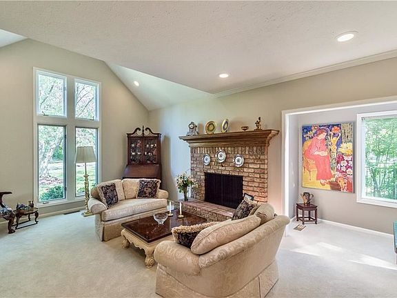 4th image of 1600 Roseland Way