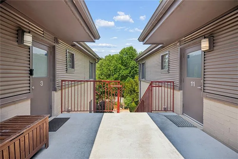 2 bed, 1.0 bath, 804 sqft, $2,000 — Photo 2