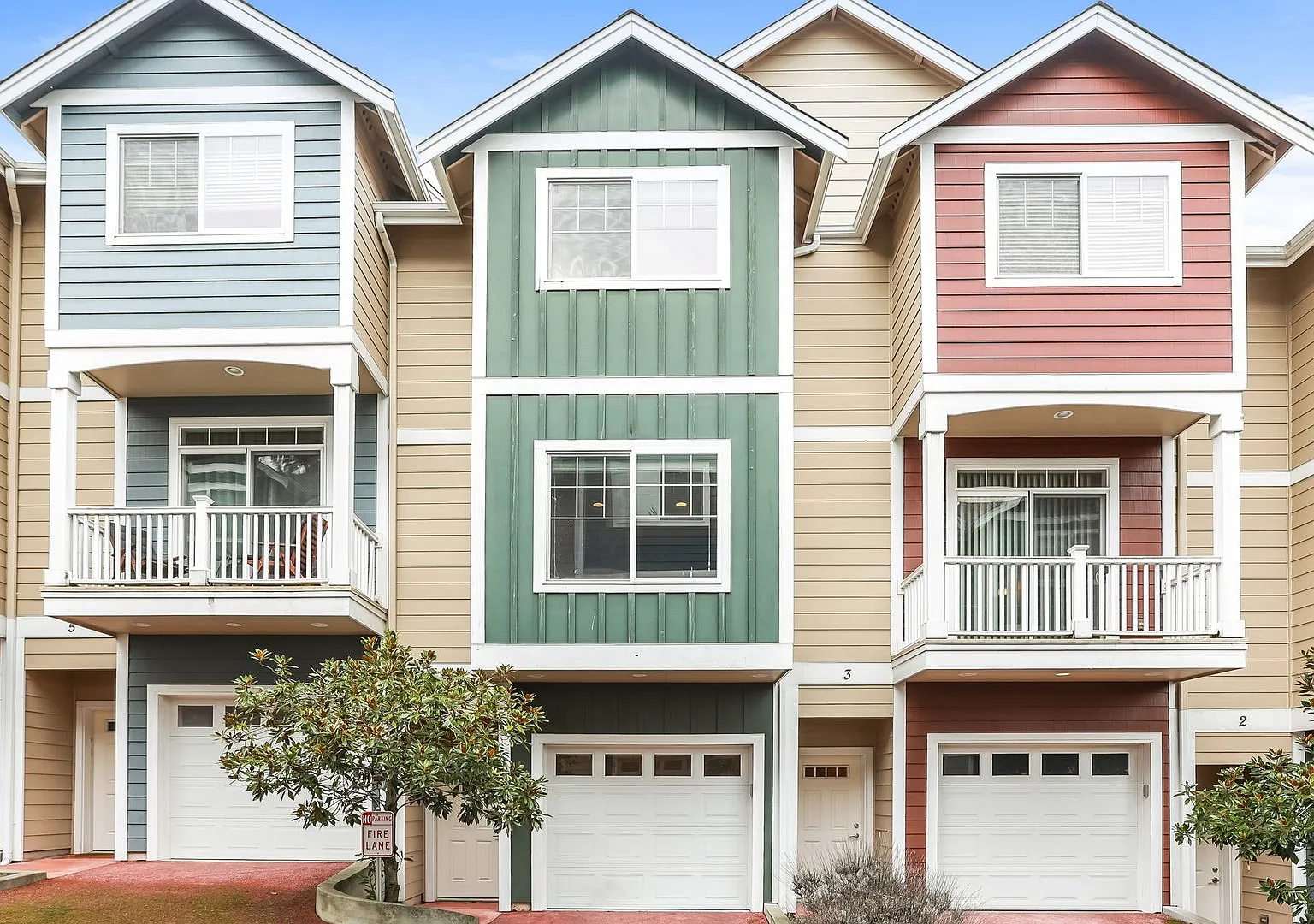 Bright and inviting townhome located in a charming community in Mountlake Terrace. — Photo 1