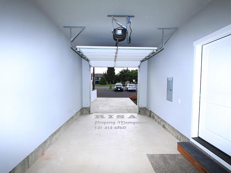 4185 Lancaster Dr NE — Photo 31