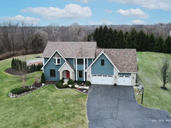 8715 Galleria Ct, Spring Grove, IL 60081