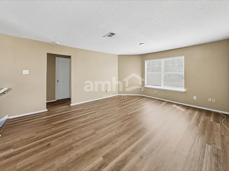 7504 Wood Slope Dr — Photo 10