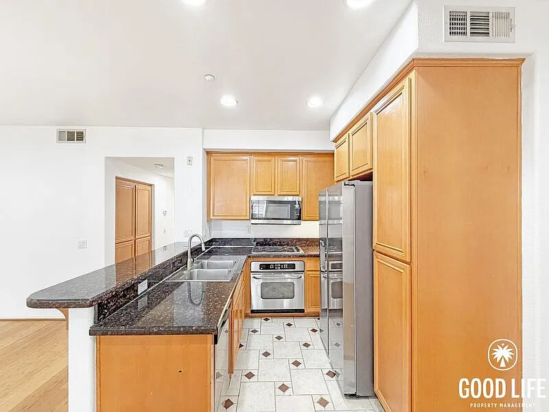 2 bed, 2.0 bath, 1128 sqft, $3,000 — Photo 3