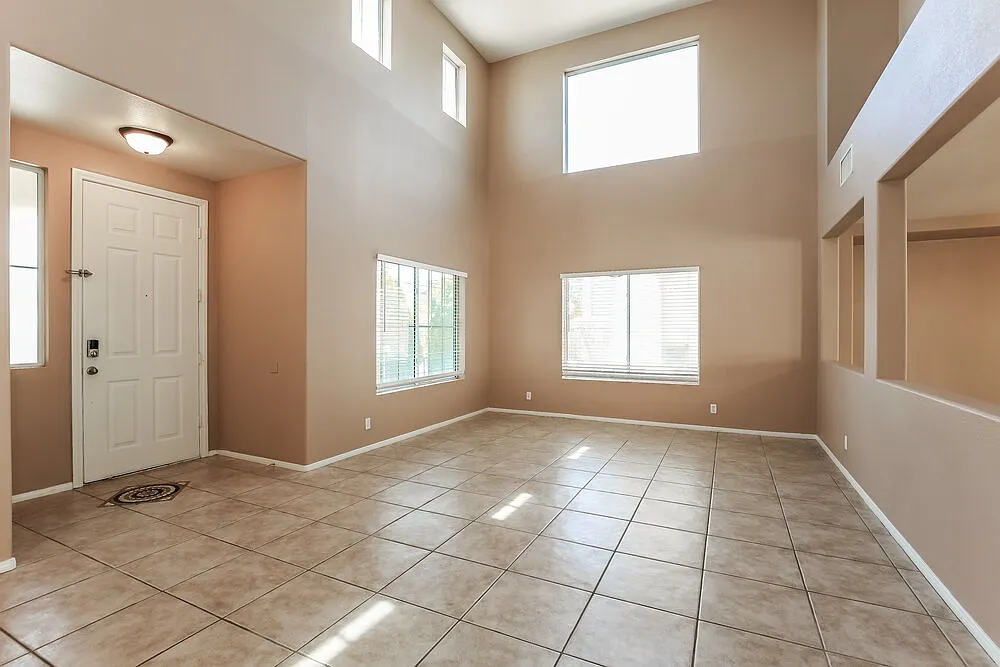 5 bed, 3.0 bath, 2696 sqft, $2,795 — Photo 4