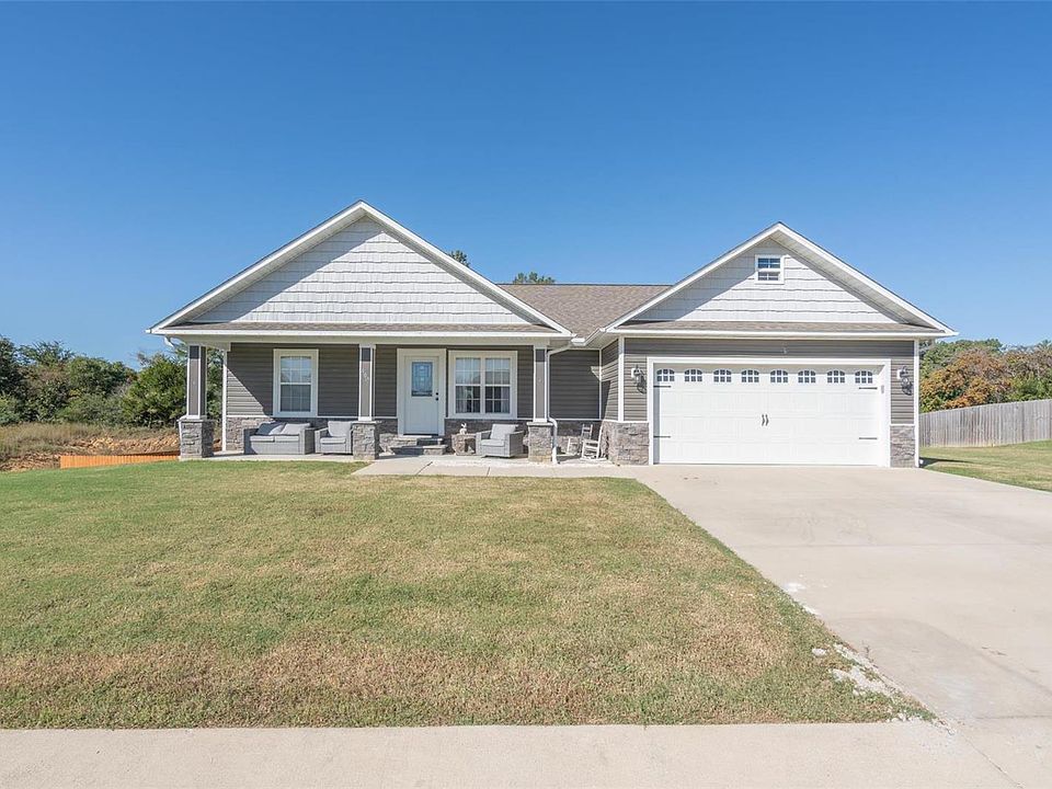 1st image of 409 Bella Dr