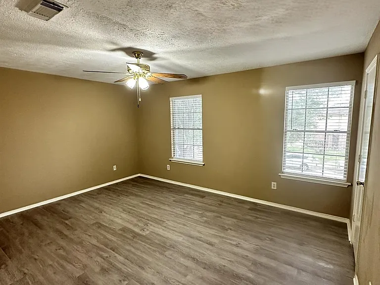 6910 Bayou Crest Dr — Photo 11