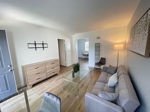 4th image of 2604-2606 S Aviation Blvd #2606D
