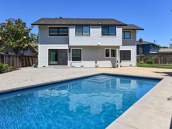 3rd image of 3438 Meadowbrook Court