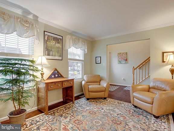 2nd image of 454 Larkspur Ln