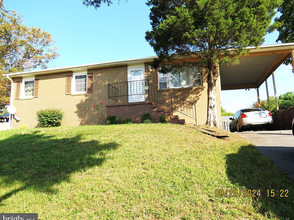 1st image of 220 Village Ct