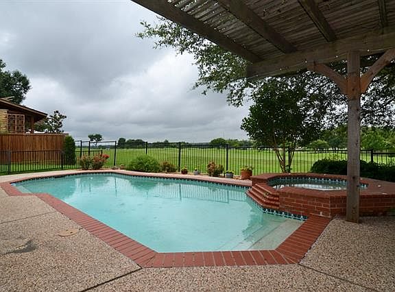 3rd image of 2911 Saint Andrews Dr