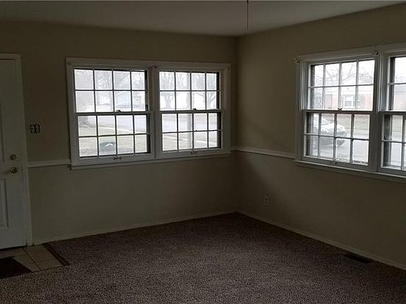 3rd image of 3255 Roseway Dr