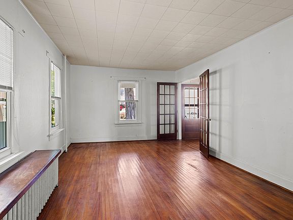 5th image of 128 Fulton St
