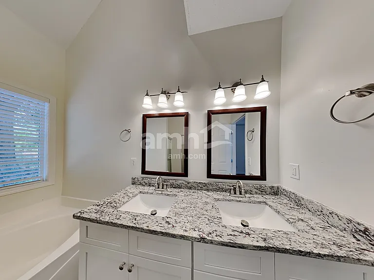 805 Lincoln Sq — Photo 12
