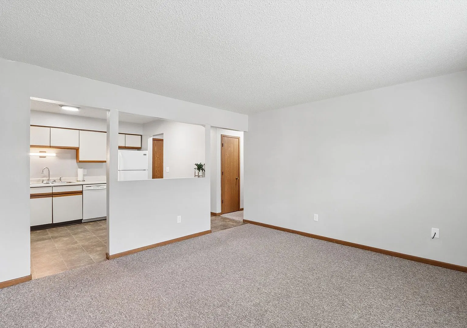 1016 Newton (Arena Apartments I) — Photo 4