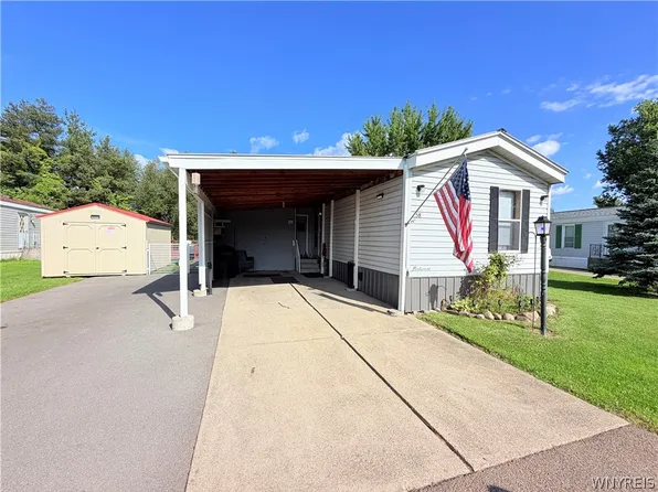 58 W Canyon Dr, Hamburg, NY 14075
