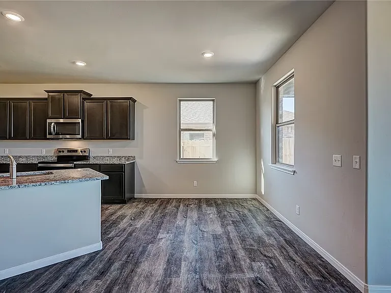1013 NW 4th St — Photo 8