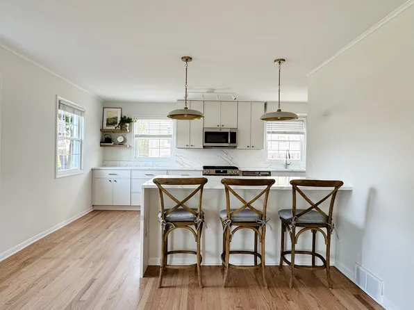 805 E Oakton St, Arlington Heights, IL 60004