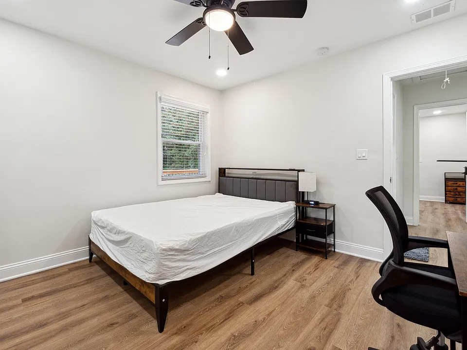 Venetian Dr SW
